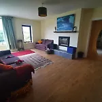 Spacious Quiet 4 Bedroom With Great Views Prázdninový dům
