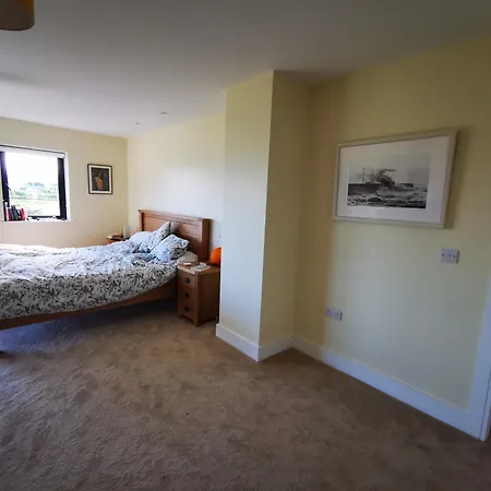 Spacious Quiet 4 Bedroom With Great Views *