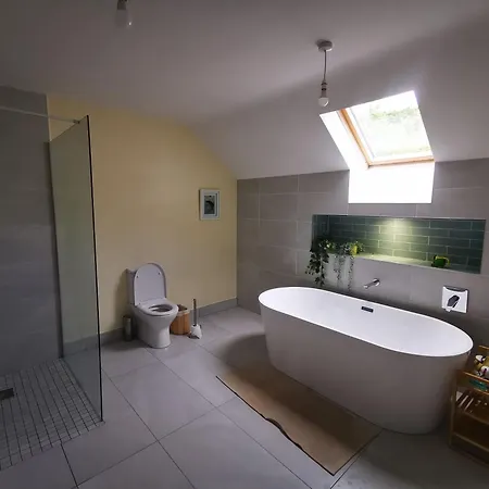 Spacious Quiet 4 Bedroom With Great Views