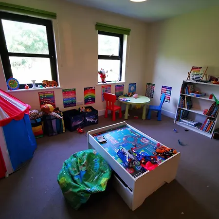 Spacious Quiet 4 Bedroom With Great Views *