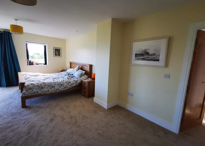 Spacious Quiet 4 Bedroom With Great Views *