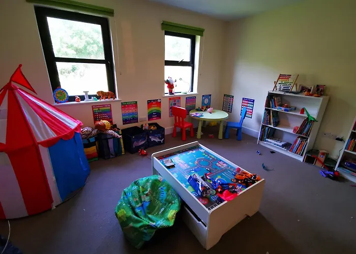 Spacious Quiet 4 Bedroom With Great Views *